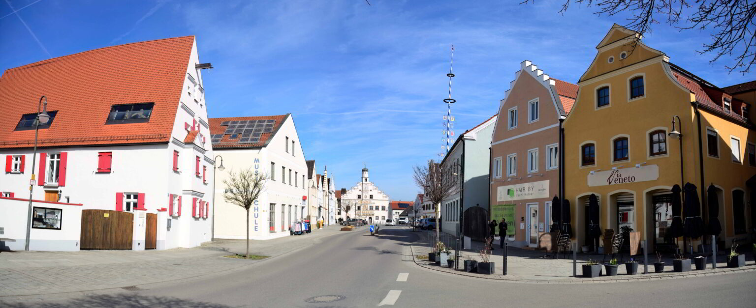 Zentrum Markt Gaimersheim mit Blick auf das Rathaus